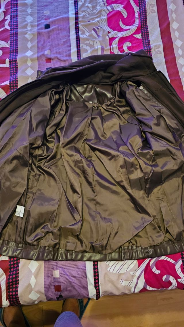 Chaqueta polipiel marrón con capucha