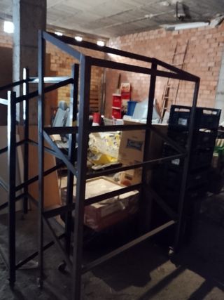 Estantería metálica negra con ruedas