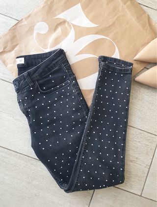 Pantalón vaquero negro con tachuelas