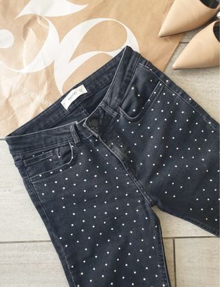 Pantalón vaquero negro con tachuelas