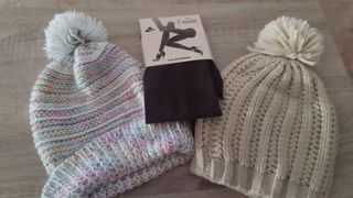 Gorros de lana beige y multicolor