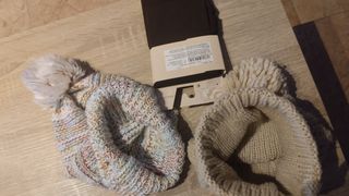 Gorros de lana beige y multicolor