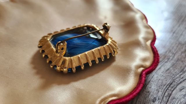 Spilla vintage con vetro blu