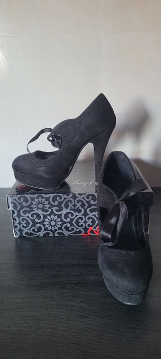 Zapatos de tacón negros con lazo