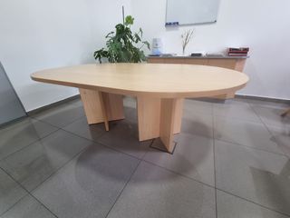 Tavolo da riunione ovale in legno.