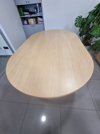 Tavolo da riunione ovale in legno.