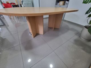 Tavolo da riunione ovale in legno.
