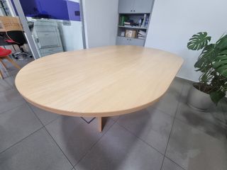 Tavolo da riunione ovale in legno.