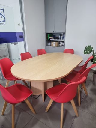 Tavolo da riunione ovale in legno.