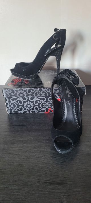Zapatos de tacón negros con tachuelas