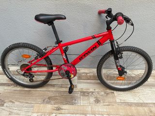 Bicicleta infantil B'TWIN roja.