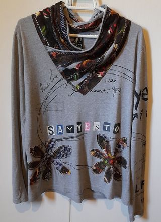Jersey fino gris y multicolor con estampado