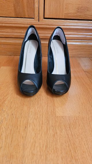 Zapatos de tacón negros peep toe