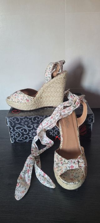 Cuñas florales con lazada beige y rosa