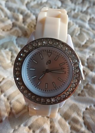 Reloj de mujer con bisel de pedrería