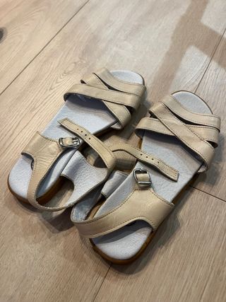 Sandalias niña beige