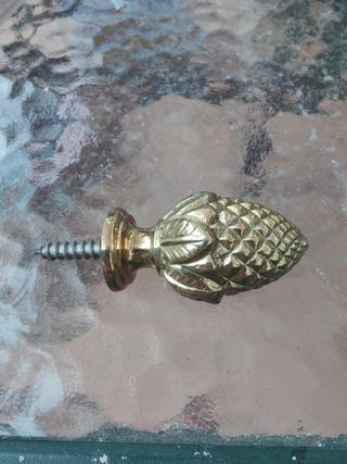 Remate de bronce antiguo. Forma de piña