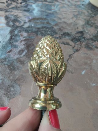 Remate de bronce antiguo. Forma de piña
