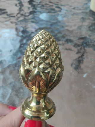 Remate de bronce antiguo. Forma de piña