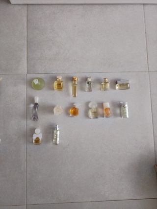 Collezione di profumi in miniatura