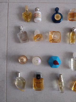 Collezione di profumi in miniatura