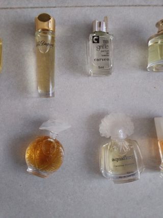 Collezione di profumi in miniatura