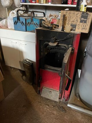 Caldera de leña marca roca roja y negra