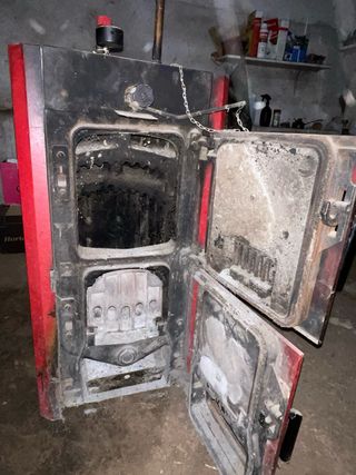 Caldera de leña marca roca  roja y negra