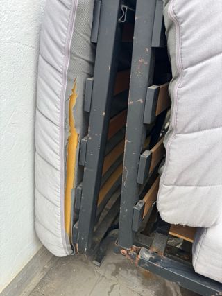 Sillón-cama gris de Ikea sin funda