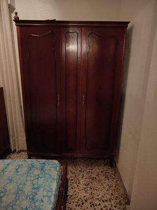Armario de madera marrón