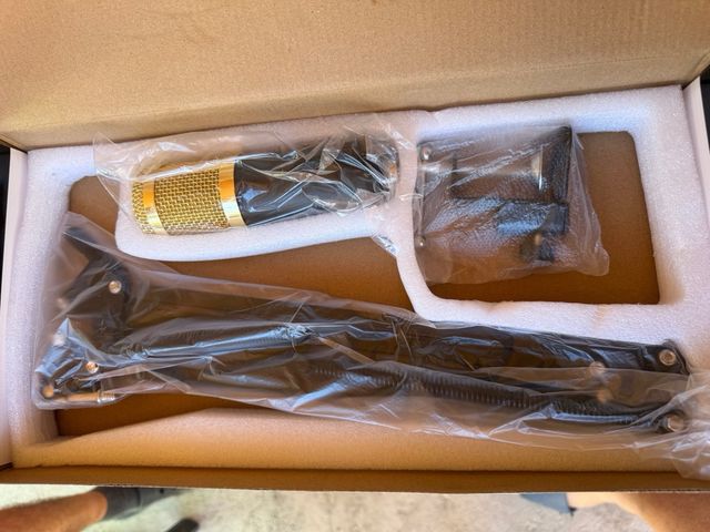 microfono vocalista generico podcast equipment