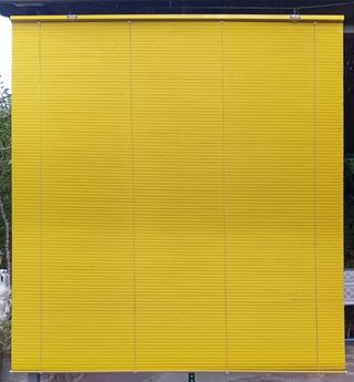 Persiana de aluminio regulable 139x150 cm.