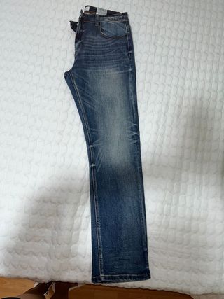 Pantalón vaquero desgastado