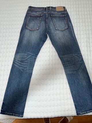 Pantalón vaquero desgastado
