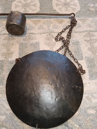 Antigua balanza romana de metal forjado.
