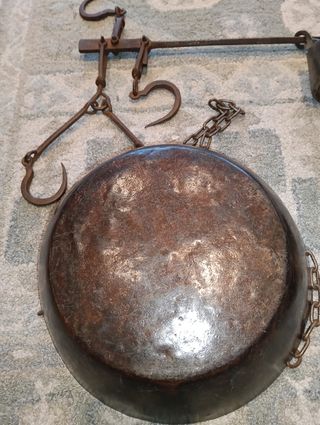 Antigua balanza romana de metal forjado.