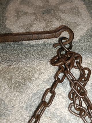 Antigua balanza romana de metal forjado.