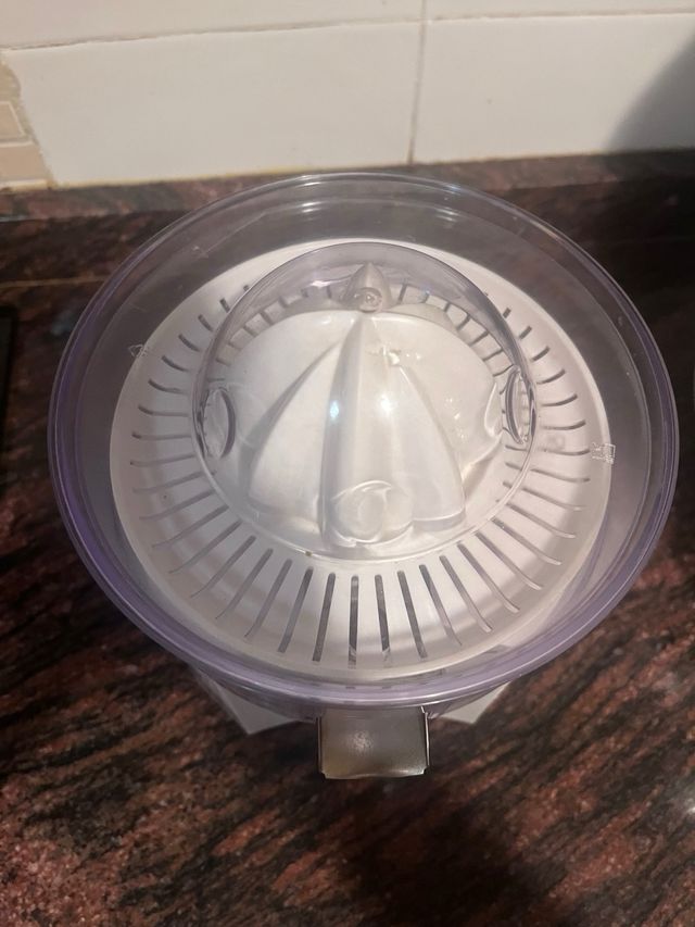 Exprimidor de naranjas eléctrico blanco