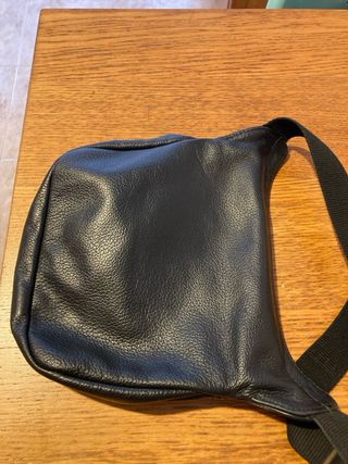 Riñonera de piel negra con cremalleras