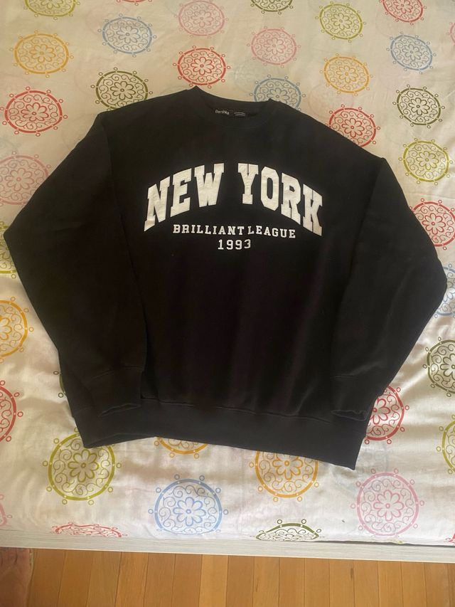 Sudadera Bershka oversize New York negra