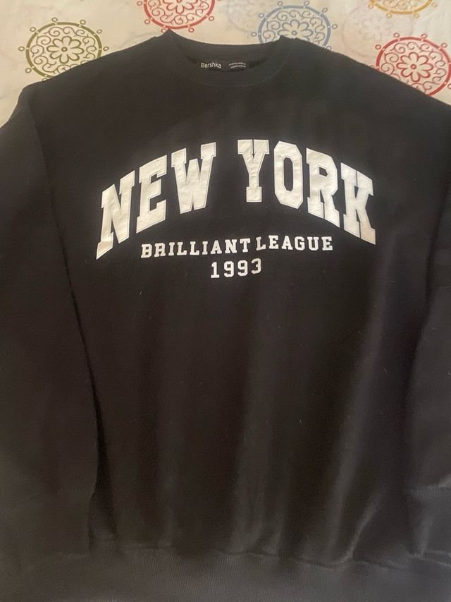 Sudadera Bershka oversize New York negra