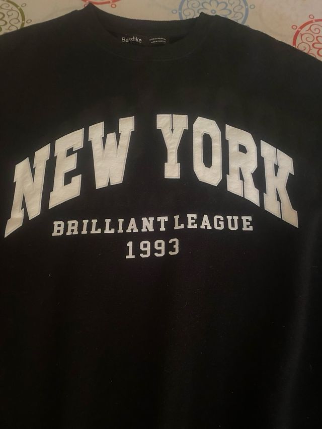 Sudadera Bershka oversize New York negra