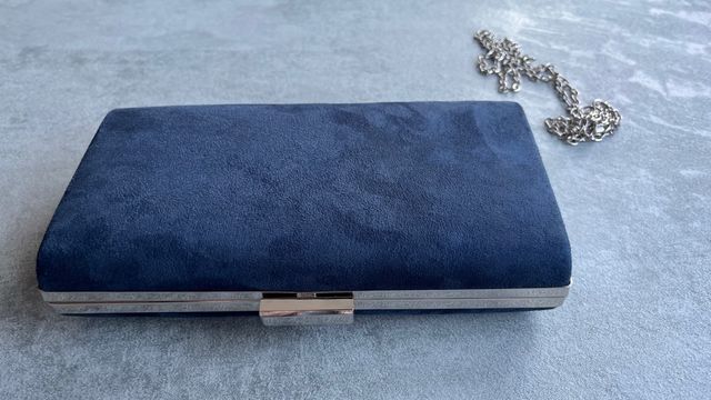 Bolso de mano azul y plateado