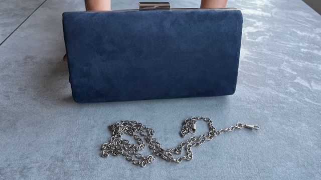 Bolso de mano azul y plateado