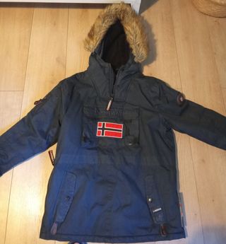 Abrigo Norway Azul con Capucha y Logo