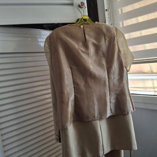 Vestido beige 3 piezas falda, blusa y abrigo