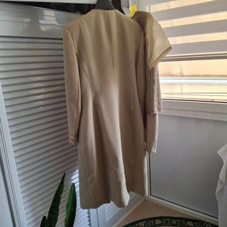 Vestido beige 3 piezas falda, blusa y abrigo