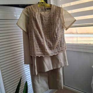 Vestido beige 3 piezas falda, blusa y abrigo