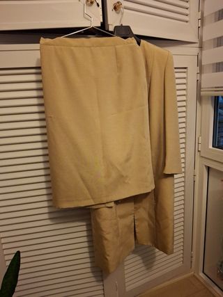 Vestido beige 3 piezas falda, blusa y abrigo