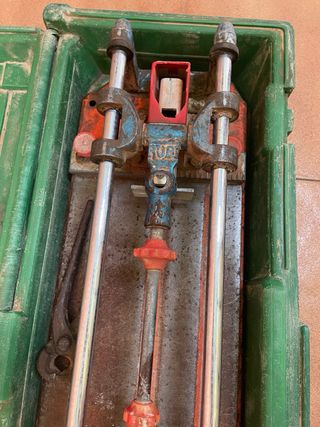 Cortador de azulejos Rubi con accesorios